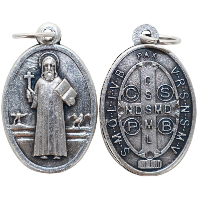 Médaille en métal couleur argentée forme ovale H. 2,2 cm. Plusieurs saints Médaille en métal couleur argentée forme ovale H. 2,2 cm. Plusieurs saints
