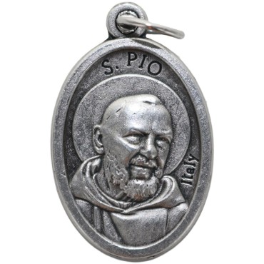 Médaille en métal couleur argentée forme ovale H. 2,2 cm. Plusieurs saints