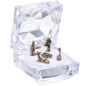 Mini crèche en métal style antique dans boite acrylique transparente effet diamant 4,8 cm.