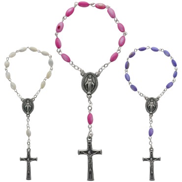 Dizainier sur chaine avec grains ovales en nacre H. 7mm, croix en métal avec Christ. Existe en différentes couleurs.