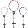 Dizainier sur chaine avec grains ovales en nacre H. 7mm, croix en métal avec Christ. Existe en différentes couleurs.