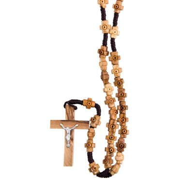 Chapelet sur corde grains en bois d olivier, guilloches Ø 8 mm, longueur au cœur 22 cm, croix avec Christ métal.