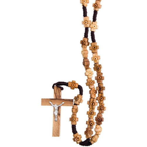 Chapelet sur corde grains en bois d olivier, guilloches Ø 8 mm, longueur au cœur 22 cm, croix avec Christ métal.