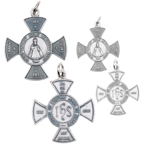 Croix de sauvegarde en métal couleur argentée de l´enfant Jésus de Prague. Plusieurs tailles.