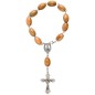 Dizainier sur chaine en bois d olivier ovale Ø 10 cm, fermoir, croix en métal avec Christ.