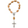 Dizainier sur chaine en bois d olivier ovale Ø 10 cm, fermoir, croix en métal avec Christ.