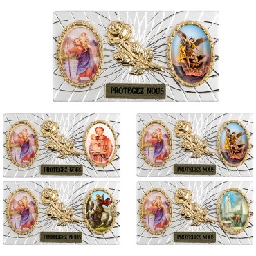 Plaque auto forme rectangle en alu striée H. 3 x 5,5 cm avec rose plus 2 résines, plusieurs saints.