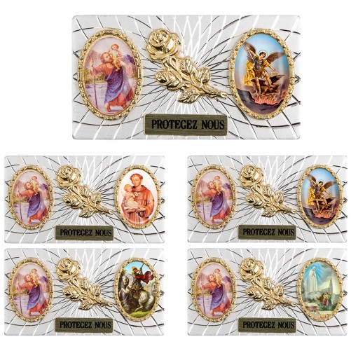 Plaque auto forme rectangle en alu striée H. 3 x 5,5 cm avec rose plus 2 résines, plusieurs saints.