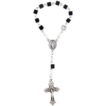 Dizainier sur chaîne grains en hématite forme cube Ø 6 mm, croix métal avec Christ.