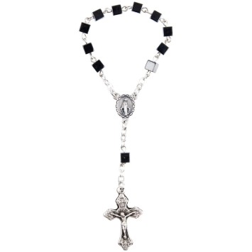 Dizainier sur chaîne grains en hématite forme cube Ø 6 mm, croix métal avec Christ.