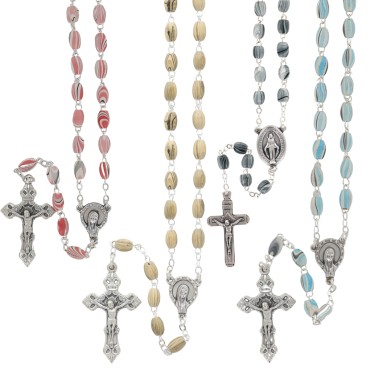 Chapelet grains ovales en bois, Ø 8 mm, chaine couleur argentee, longueur au cœur 36 cm, croix avec Christ.