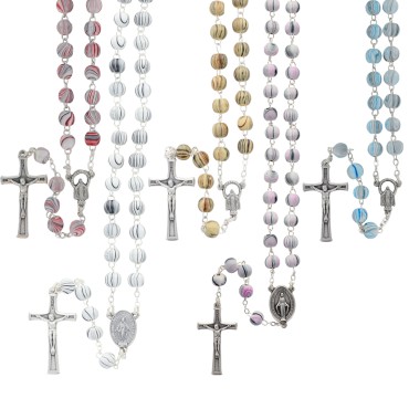 Chapelet grains en bois ronds, Ø 8 mm, chaine couleur argentee, longueur au cœur 36 cm, croix avec Christ differentes couleurs