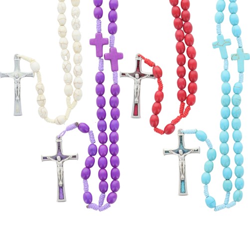 Chapelet sur corde grains en pierre synthetique Ø 8 mm, longueur au cœur 24 cm, croix avec Christ. Livre en boite.