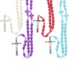 Chapelet sur corde grains en pierre synthetique Ø 8 mm, longueur au cœur 24 cm, croix avec Christ. Livre en boite.