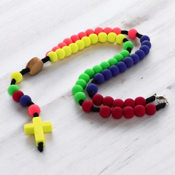 Chapelet pour enfant avec grains en gomme, couleurs fluo mission sur corde avec fermoir et résine de la VM. Ø 7 mm et croix