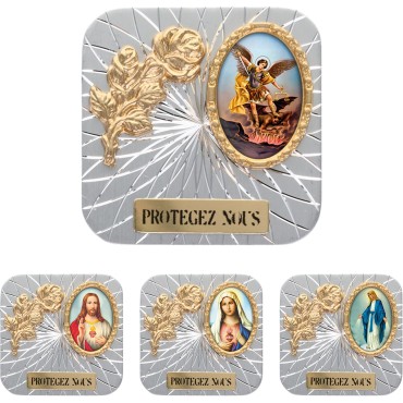 Plaque auto forme carrée en alu striée H.3.5 cm avec rose avec résines. Disponible avec différents Saints.