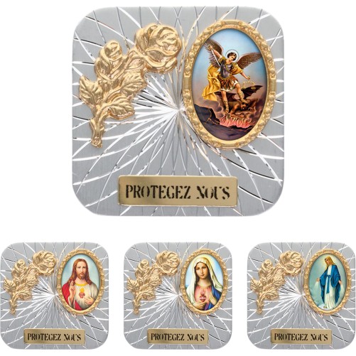 Plaque auto forme carrée en alu striée H.3.5 cm avec rose avec résines. Disponible avec différents Saints.