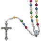 Chapelet sur corde grains ronds multicolores Ø 5 mm, longueur jusqu au coeur 28 cm, coeur resine Croix avec Christ en metal.