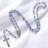Chapelet sur chaine avec grains a facettes en semi-cristal Ø 7 mm et croix avec Christ. Existe de differentes couleurs.