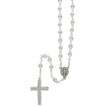 Chapelet grains cristal, Ø 5 mm, chaine couleur argentée avec fermoir, longueur au cœur 27 cm, croix strass. Livré en boite.