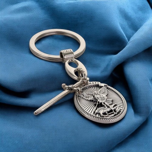 Porte-clés ovale en métal avec Saint Michel entouré de rayons, breloque épée H. 3 cm.