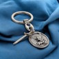 Porte-clés ovale en métal avec Saint Michel entouré de rayons, breloque épée H. 3 cm.