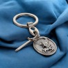 Porte-clés ovale en métal avec Saint Michel entouré de rayons, breloque épée H. 3 cm.