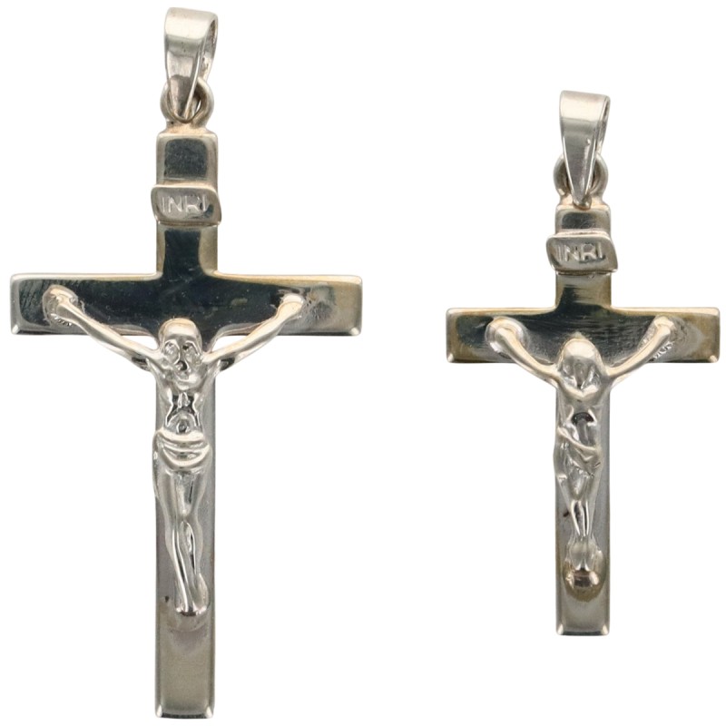Croix de cou plate en argent 925 °/°° avec Christ et Inri. Livree en boite. Existe en 2 tailles.