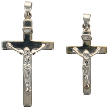 Croix de cou plate en argent 925 °/°° avec Christ et Inri. Livree en boite. Existe en 2 tailles.