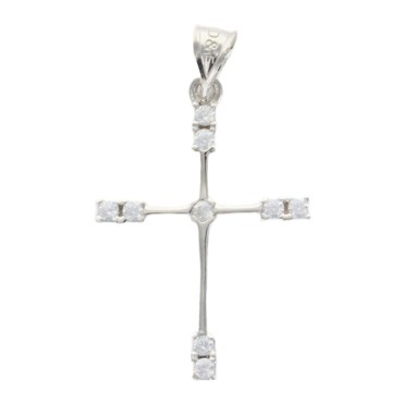 Croix de cou sertie de zirconium aux extremites en argent 925 °/°° rhodie. H 2.8 cm (0.70 g). Livree en boite.