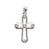 Croix de cou arrondie en argent 925 °/°° rhodie, en forme de coeur aux extremites, H 2 cm (0.7 g). Livree en boite.