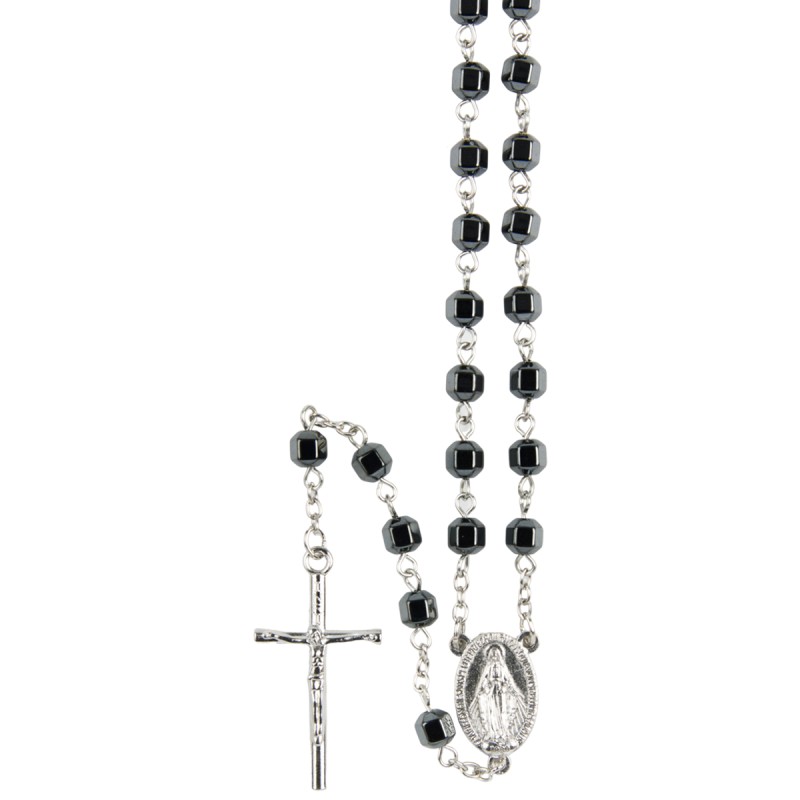 Chapelet en hématite octogonale Ø 6 mm, chaîne argentée, croix avec Christ, longueur au cœur 35 cm.