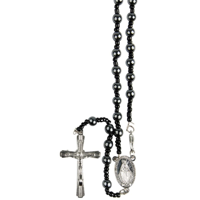 Chapelet en hématite Ø 7 mm sur câble avec fermoir, croix métal avec Christ, longueur au cœur 29 cm.