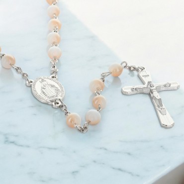 Chapelet grains bicolore blanc/ brillant, Ø 7 mm, chaîne couleur argentée, longueur au cœur 34 cm, croix avec Christ.