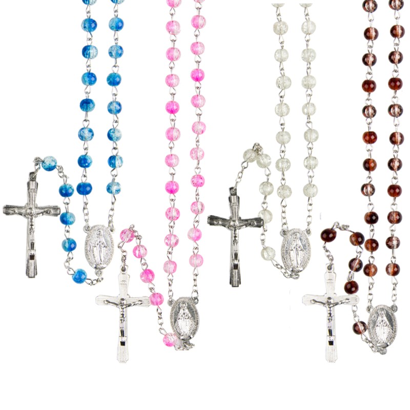 Chapelet grains bicolores transparents Ø 7 mm, chaîne argentée, croix avec Christ, longueur au cœur 34 cm, plusieurs couleurs.