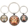 Porte-cles en metal de couleur argentee et en verre, Ø 2,7 cm, avec une croix. Existe avec differents motifs.