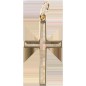 Croix de cou ajourée en plaqué or – H. 2,5 cm. Livrée en boîte.