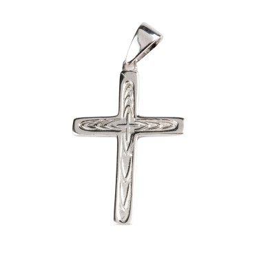 Croix de cou plate en argent 925 (1 g) striée – H. 3 cm. Livrée en boîte.