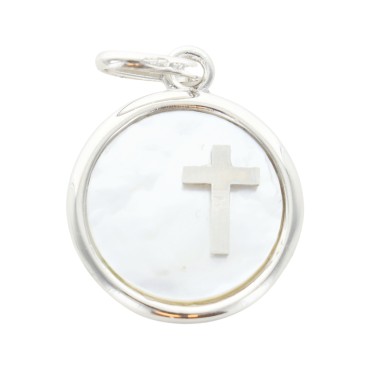Médaille en argent 925 et nacre avec croix – Ø 1,5 cm. Livrée en boîte.