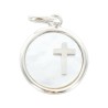 Médaille en argent 925 et nacre avec croix – Ø 1,5 cm. Livrée en boîte.