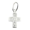 Croix de cou en argent 925 (1,07 g) avec zirconium – H. 1,4 cm. Livrée en boîte.