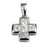 Croix de cou carrée en argent 925 (1,87 g) avec zirconium – H. 1 cm. Livrée en boîte.
