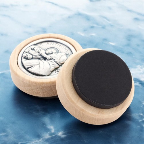 Plaque auto avec contour en bois, diamètre 2,2 cm, et centre en métal. Disponible avec plusieurs saints au choix.