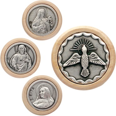 Plaque auto avec contour en bois, diamètre 2,2 cm, et centre en métal. Disponible avec plusieurs saints au choix.