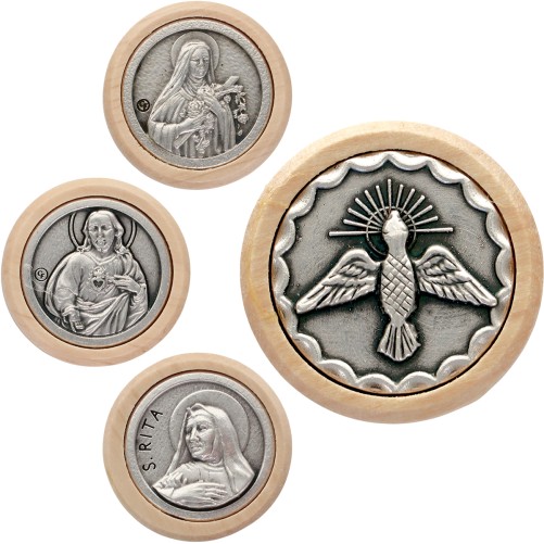 Plaque auto avec contour en bois, diamètre 2,2 cm, et centre en métal. Disponible avec plusieurs saints au choix.