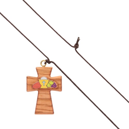 Croix en bois d'olivier avec le symbole de la communion en relief. H. 4 cm. Livrée avec un cordon en cuir de 70 cm