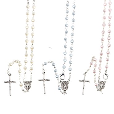 Chapelet grains nacres, Ø 5 mm, chaine couleur argentee avec fermoir,  longueur au cœur 28 cm, croix avec Christ plus boite.