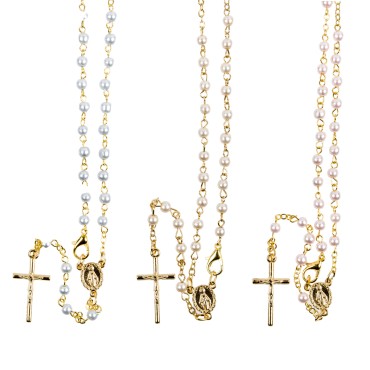 Chapelet grains nacres, Ø 5 mm, chaine couleur doree avec fermoir,  longueur au cœur 28 cm, croix avec Christ plus boite.