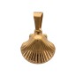 Pendentif en forme de coquille Saint-Jacques de Compostelle bombée en acier inoxydable dorée, hauteur 1,4 cm.