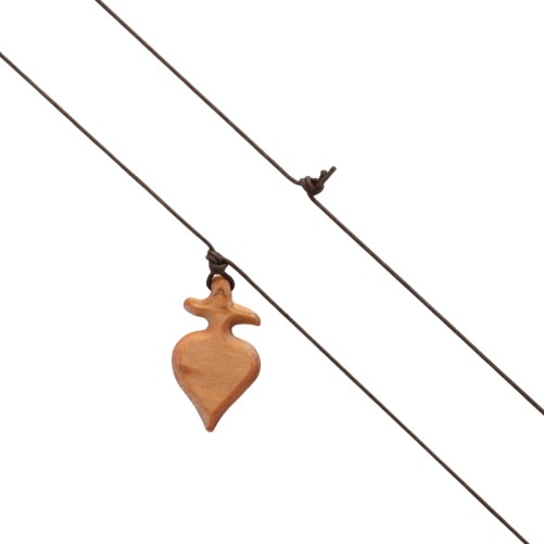 Pendentif en bois d oliver de l EX-VOTO, hauteur 3.6 cm avec cordon de 70 cm.
